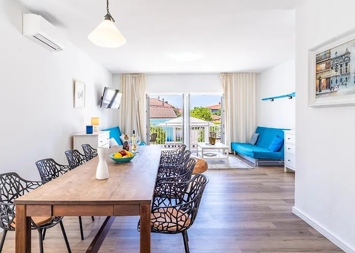 3 Bedroom Gorgeous In 아파트 *