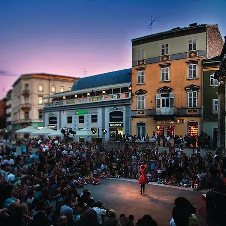 Apartment 3 Bedroom Gorgeous In *